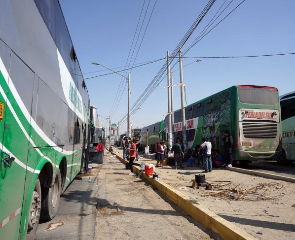Pasajeros varados por bloqueo de carreteras piden habilitar un corredor humanitario