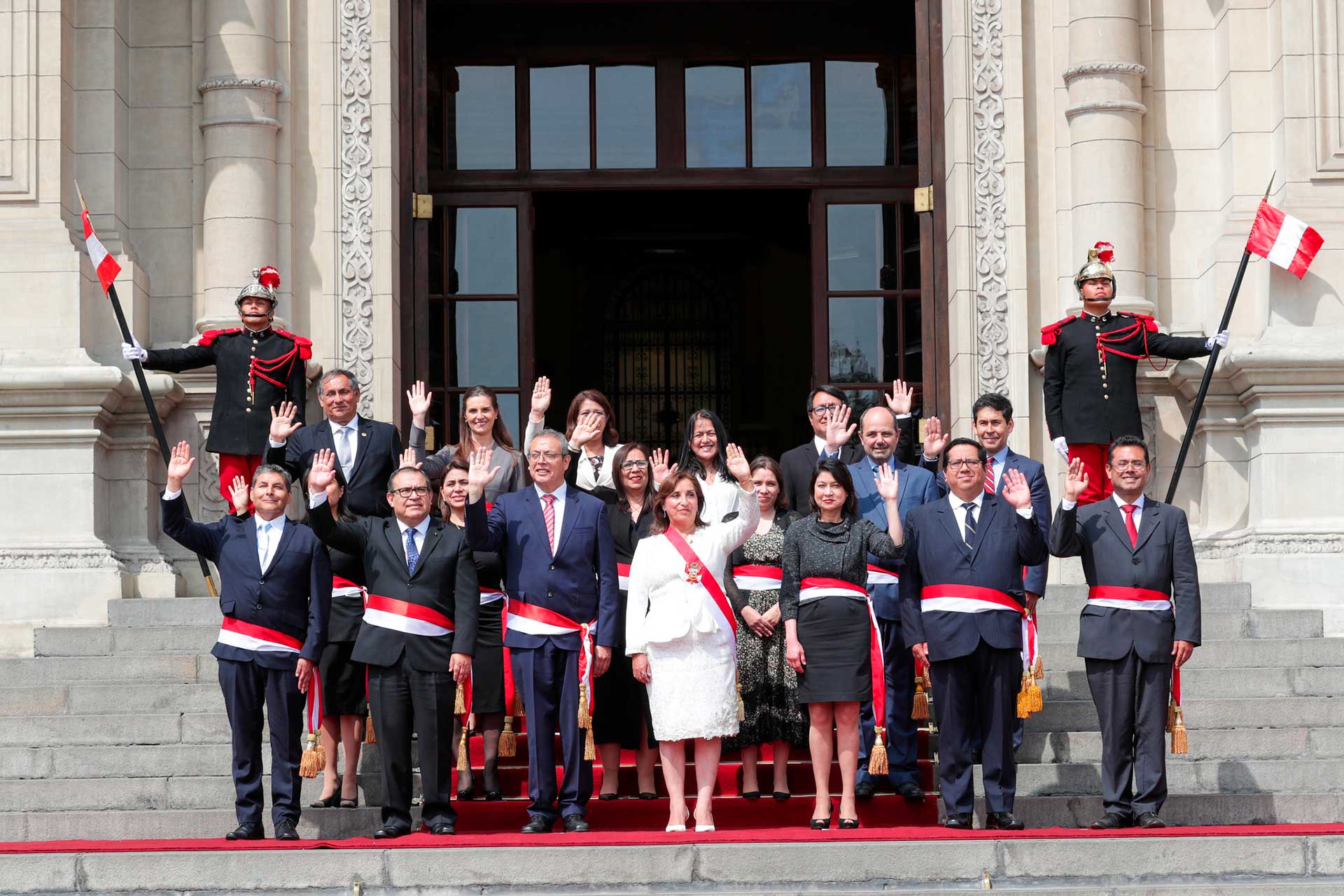 Presidenta Dina Boluarte tomó juramento a integrantes del Gabinete Ministerial