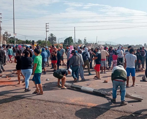 Carretera Panamericana Sur permanece bloqueada con piedras en Ica