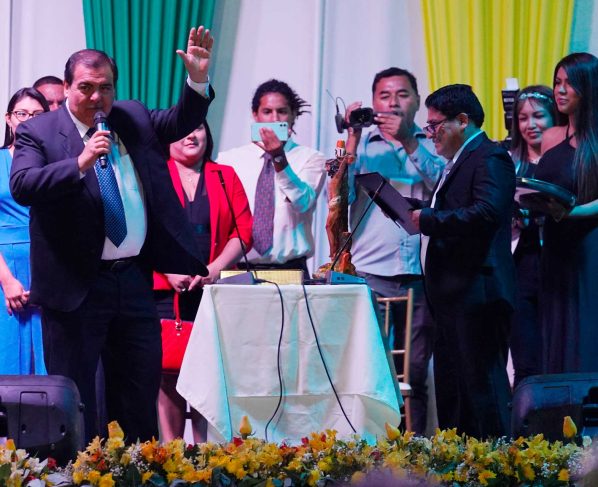 "Por Dios y por la plata" pronunció el gobernador de Ica, Jorge Hurtado Herrera, cuando juramentaba en el cargo de consejero regional a Washington Sotelo Luna. Sin embargo, reaccionó y se corrigió por lo dicho, generando risas y comentarios en los asistentes.