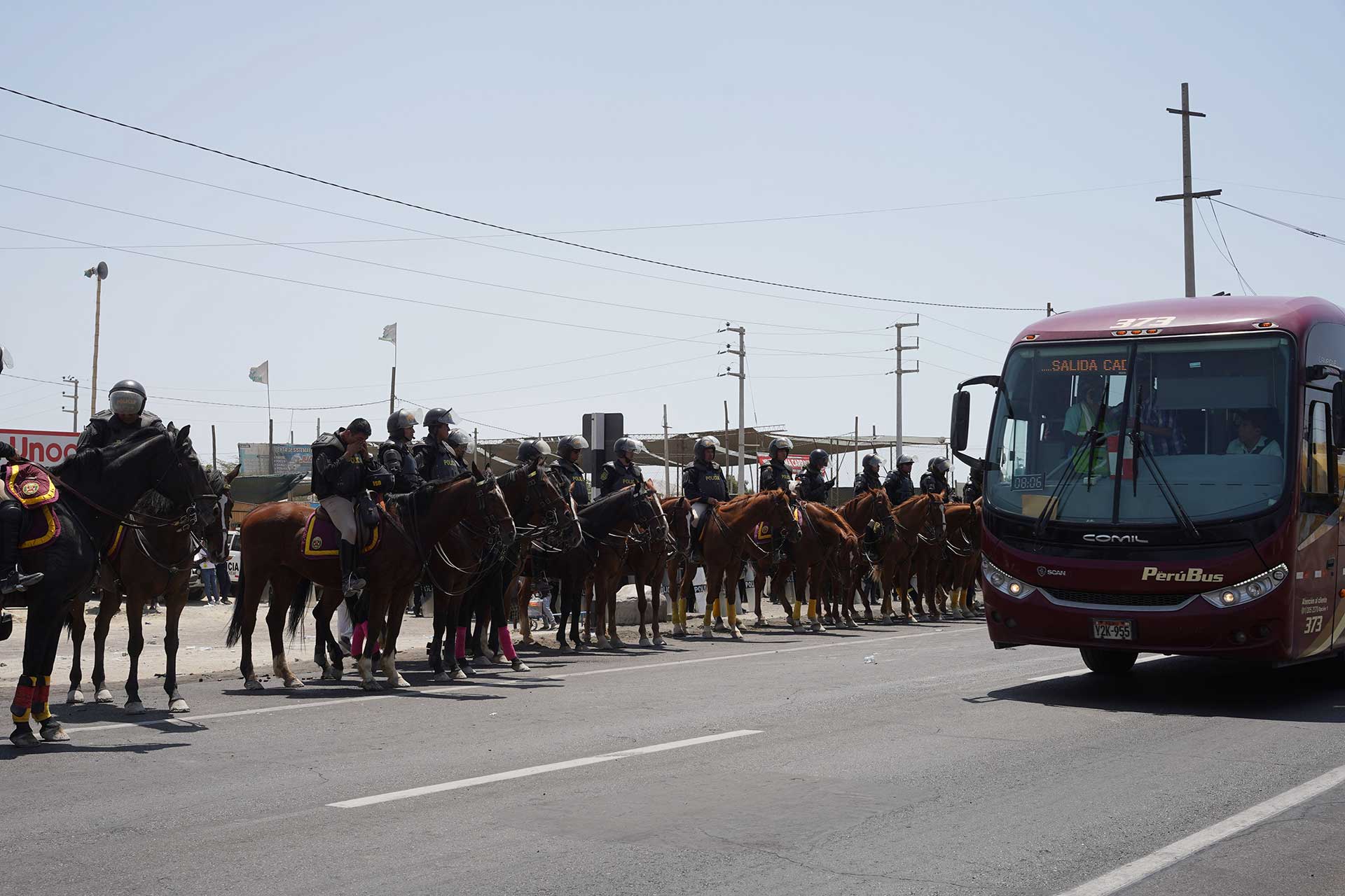 Ica: fuerte contingente policial resguarda carretera Panamericana Sur
