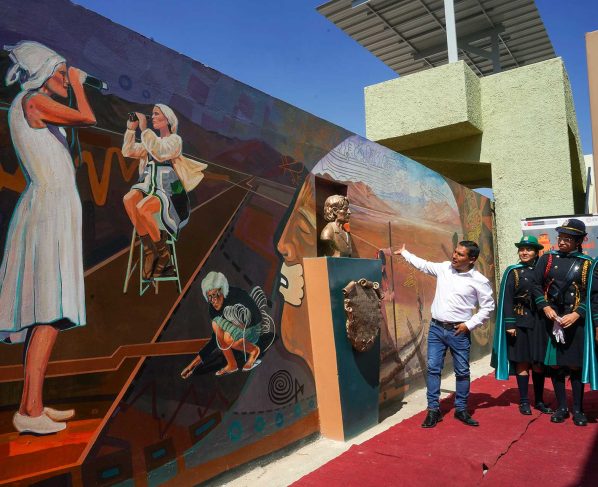 Develan mural en homenaje a la Dama de la Pampa de Nasca, María Reiche
