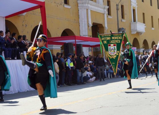Con desfile cívico escolar Ica celebra 203 años de la Independencia
