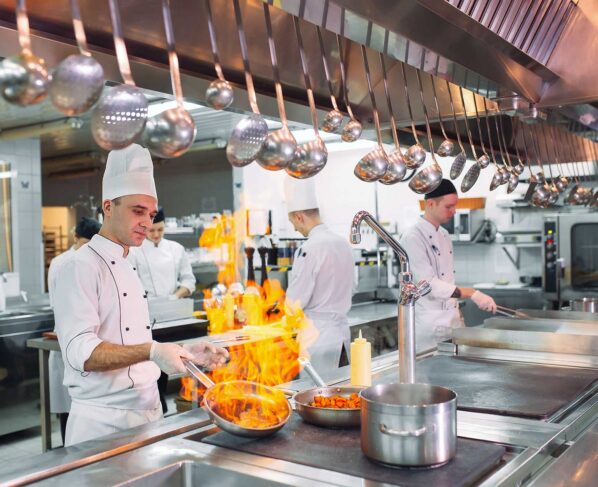 Alojamiento y restaurantes en recuperación, pero aún 7.8 % por debajo de niveles prepandemia