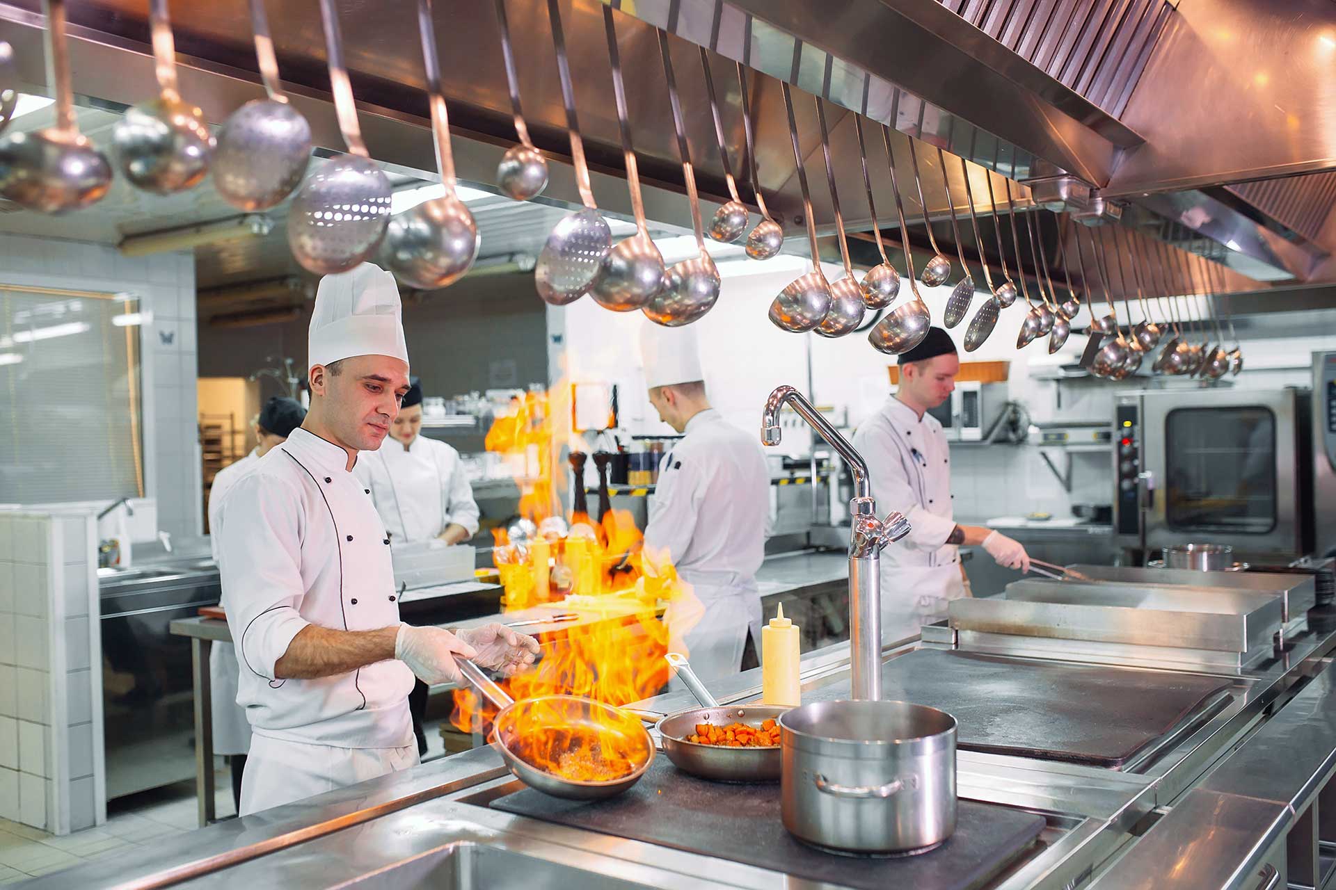 Alojamiento y restaurantes en recuperación, pero aún 7.8 % por debajo de niveles prepandemia