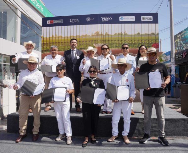 Pisco: Promperú entrega licencia de uso de la Marca Perú a productores vitivinícolas