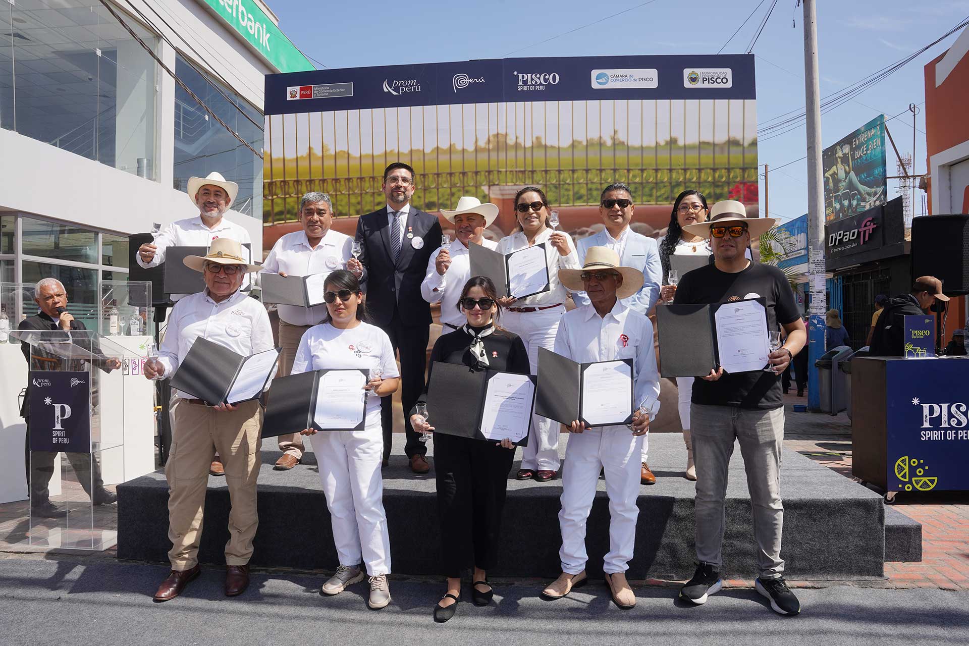 Pisco: Promperú entrega licencia de uso de la Marca Perú a productores vitivinícolas