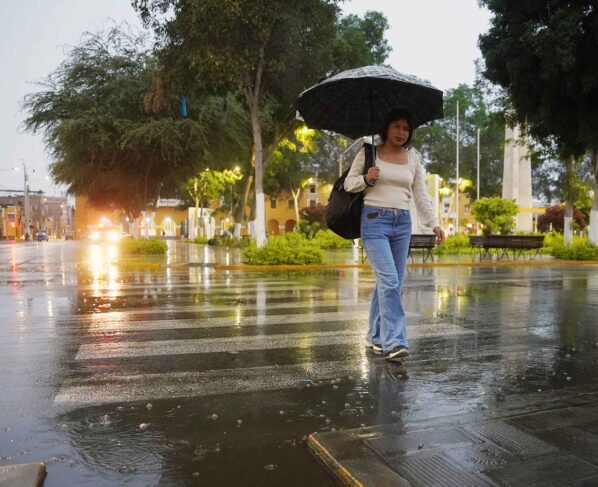Lluvia de ligera a moderada intensidad despertó a la población iqueña