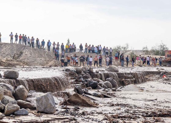 Doble huaico destruye tramo de la Panamericana Sur y transforma la vía en un río