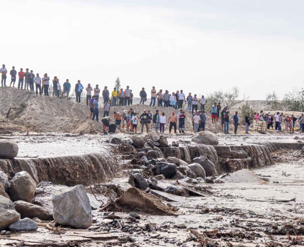 Doble huaico destruye tramo de la Panamericana Sur y transforma la vía en un río