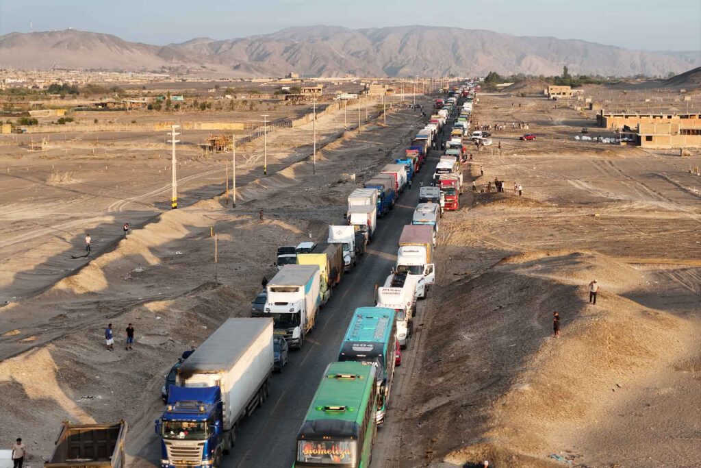 Ica: huaico arrastra camión y bloquea el tránsito en la Panamericana Sur en Ocucaje