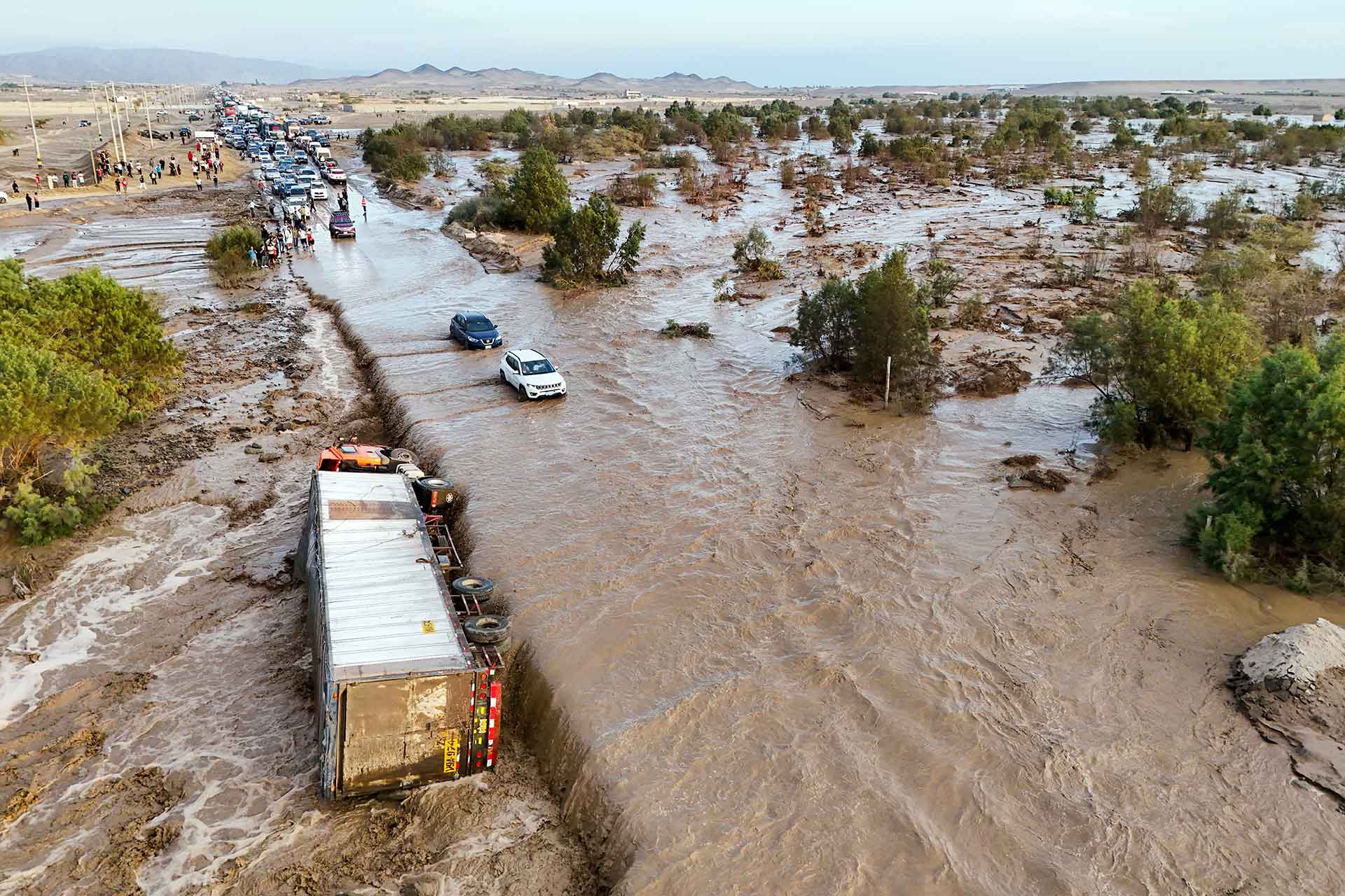Ica: huaico arrastra camión y bloquea el tránsito en la Panamericana Sur en Ocucaje