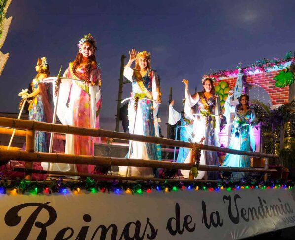 Con un espectacular corso y concurso de carros alegóricos, Ica despide el FIVI 2026