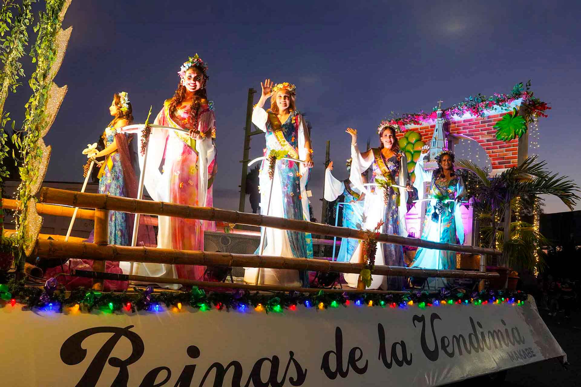 Con un espectacular corso y concurso de carros alegóricos, Ica despide el FIVI 2026