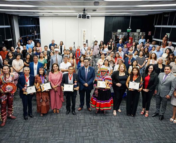 Mincetur otorgó premio a artesanos de cuatro regiones en el Día del Artesano