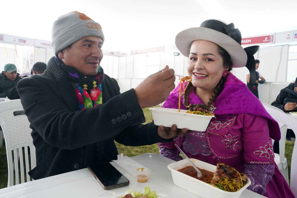 Con el aroma inconfundible de nuestro destilado bandera y el sabor de la gastronomía chinchana, la región Ica se ha consolidado como una de las principales atracciones de la Expo Perú Los Andes 2026, megaevento comercial que reúne a cientos de productores, emprendedores y expositores de la macrorregión centro-sur en el campo ferial Callqui Chico, en Huancavelica.