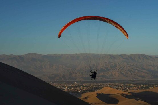 Ica: demanda de vuelos en parapente en Huacachina crece con fuerza desde el 2024