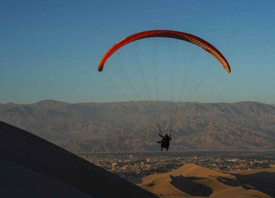 Ica: demanda de vuelos en parapente en Huacachina crece con fuerza desde el 2024