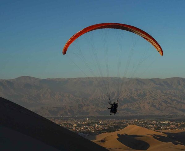 Ica: demanda de vuelos en parapente en Huacachina crece con fuerza desde el 2024