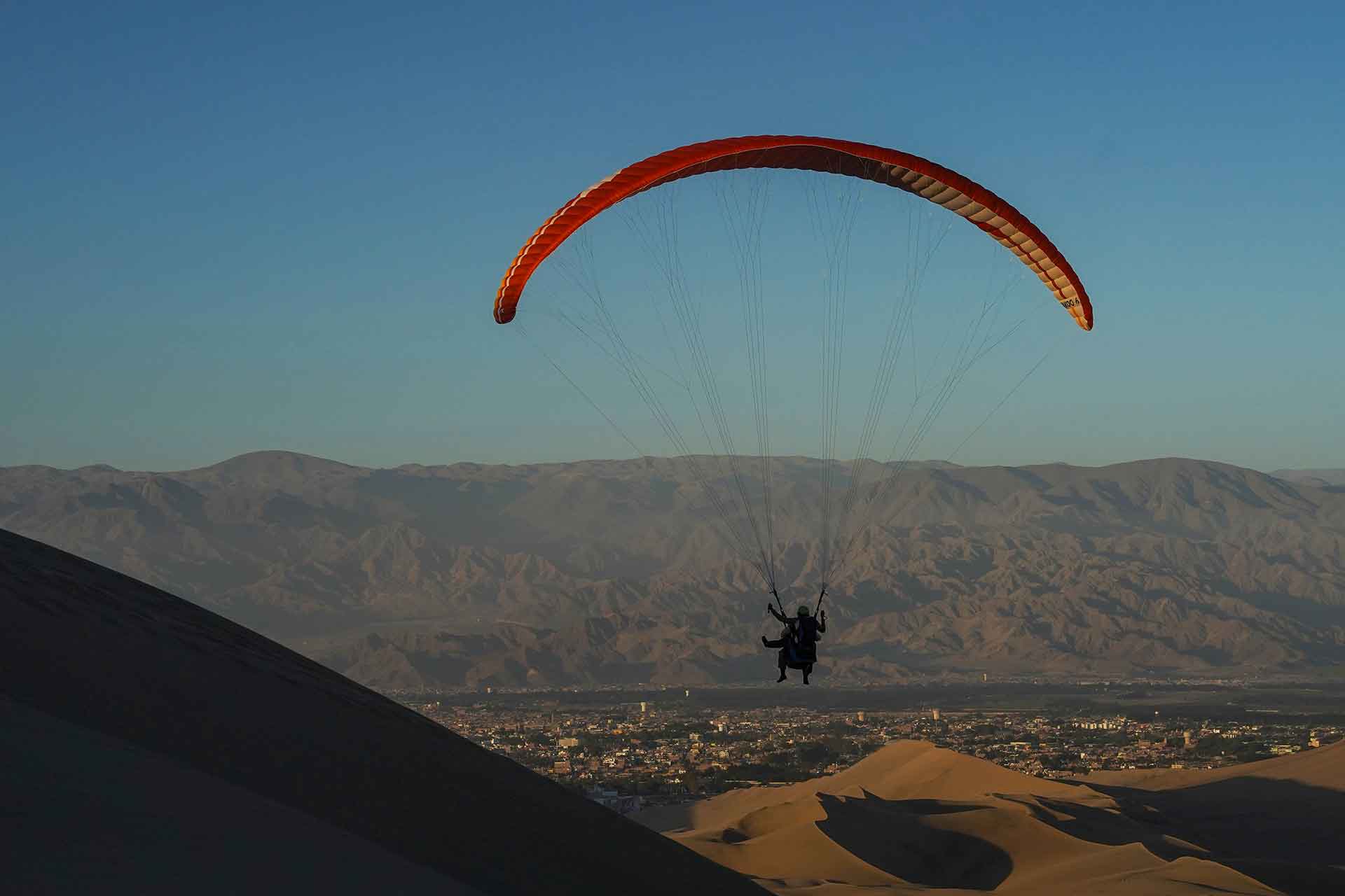Ica: demanda de vuelos en parapente en Huacachina crece con fuerza desde el 2024