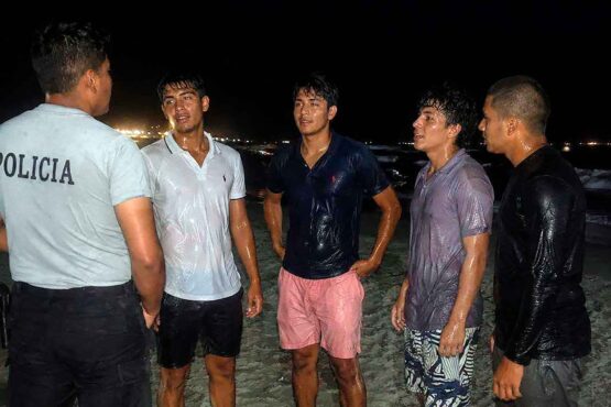PNP rescata con vida a seis personas tras volcadura de catamarán en Paracas