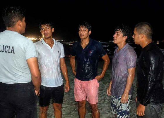 PNP rescata con vida a seis personas tras volcadura de catamarán en Paracas