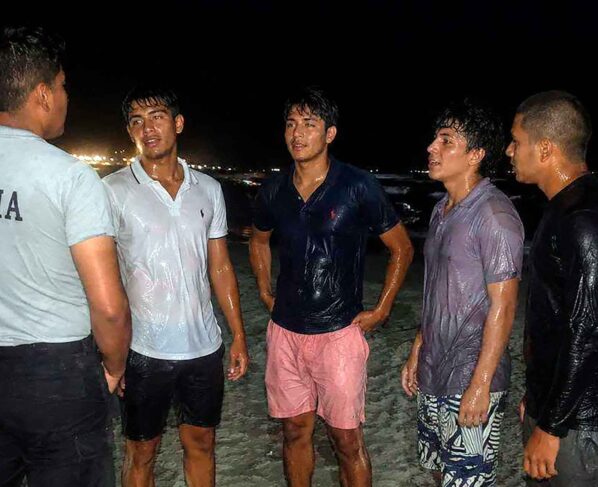 PNP rescata con vida a seis personas tras volcadura de catamarán en Paracas