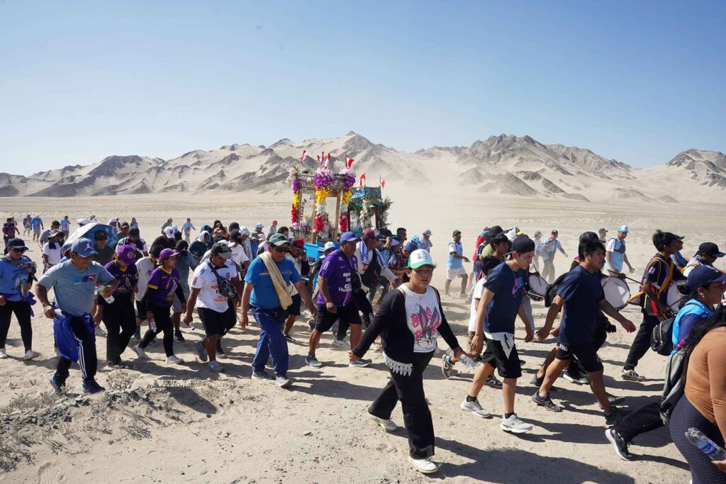 El tradicional peregrinaje, resalta también el acompañamiento de las cuatro "vírgenes altareras", que cruzan el desierto cargadas en hombros por sus respectivos fieles. 
Se trata de la Virgen del Rosario de Tallamana, la Virgen del Carmen de Yajasi, la Virgen Dolorosa de Los Aquijes y la Virgen del Rosario de Pachacútec, manifestaciones que completan la identidad religiosa de la región.
Cientos de feligreses pernoctan en los exteriores del templo para participar en esta festividad religiosa, asistiendo tanto a la misa de víspera como al día central.
Los datos
El santuario de la sagrada efigie se ubica en el distrito de Yauca del Rosario, dentro de la provincia y departamento de Ica.
El día central de esta festividad religiosa es tradicionalmente el primer domingo de octubre; sin embargo, debido a las elecciones regionales y municipales de 2026, la celebración se adelantó una semana.