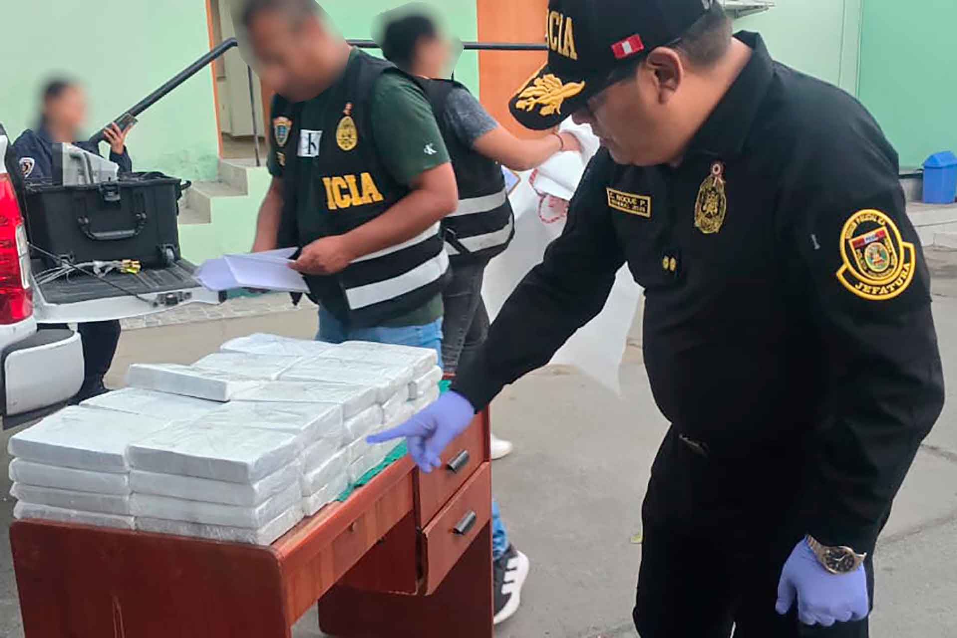Ica: PNP incauta más de 40 kilos de cocaína ocultos en un vehículo y detiene a un implicado
