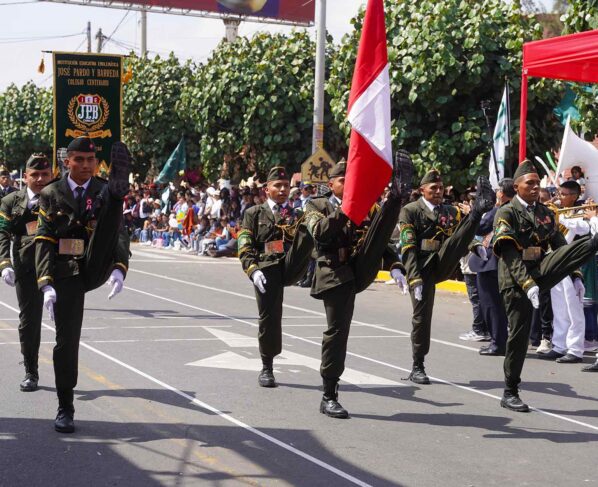 Ica celebra Fiestas Patrias con multitudinario desfile escolar y un vistoso despliegue policial