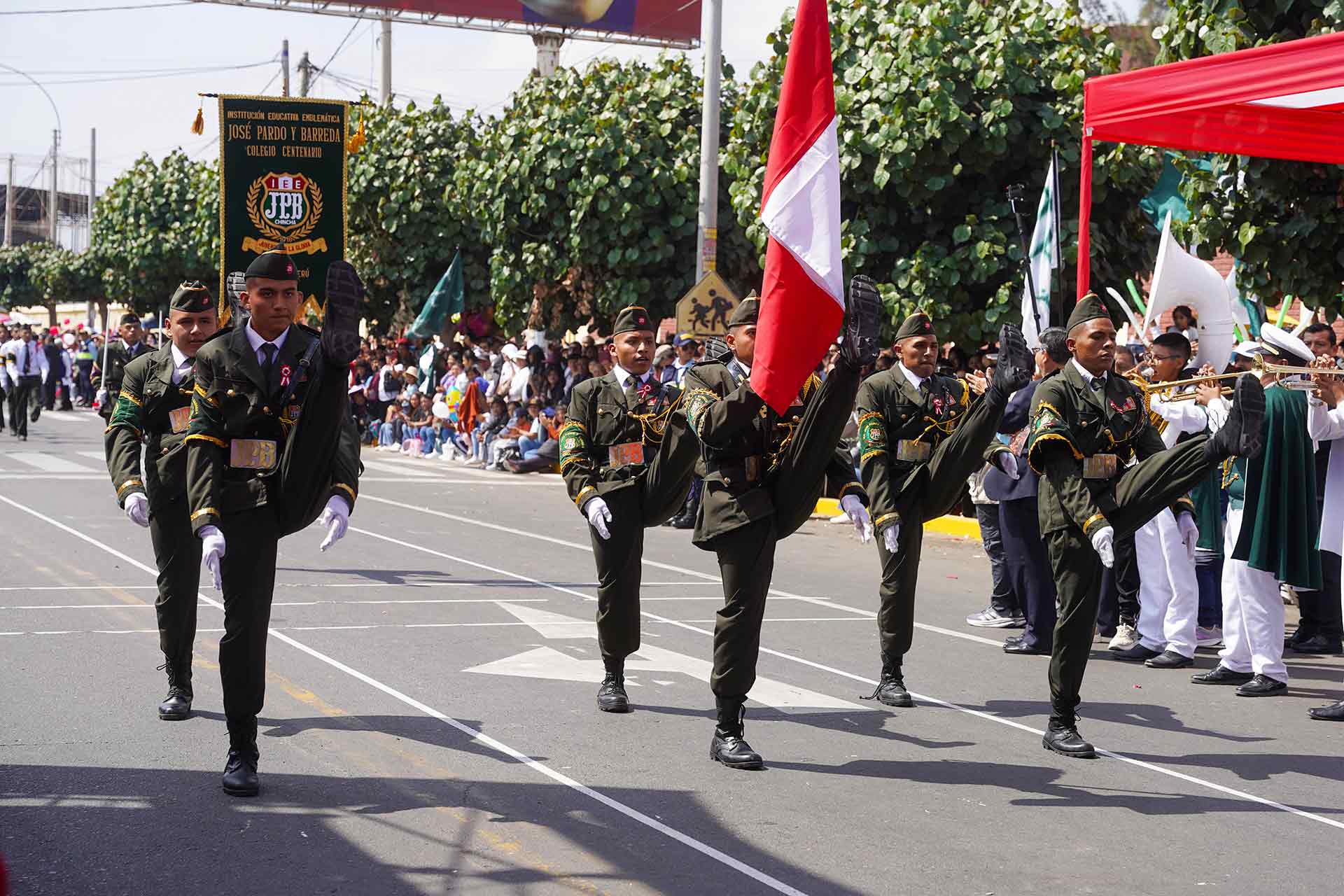Ica celebra Fiestas Patrias con multitudinario desfile escolar y un vistoso despliegue policial