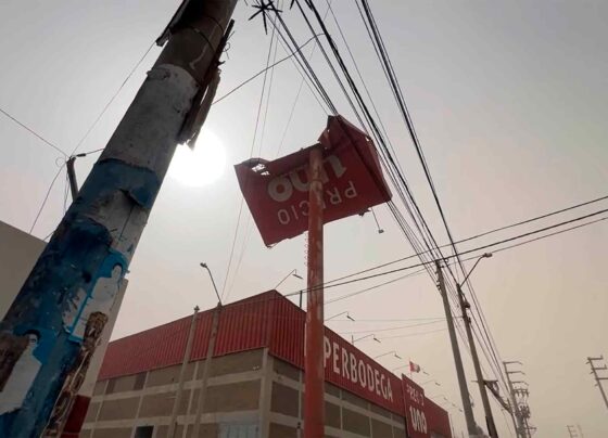 Ica: fuertes vientos obligan al desvío de avionetas y daña estructura de panel publicitario