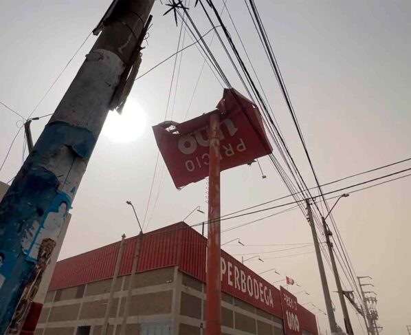 Ica: fuertes vientos obligan al desvío de avionetas y daña estructura de panel publicitario