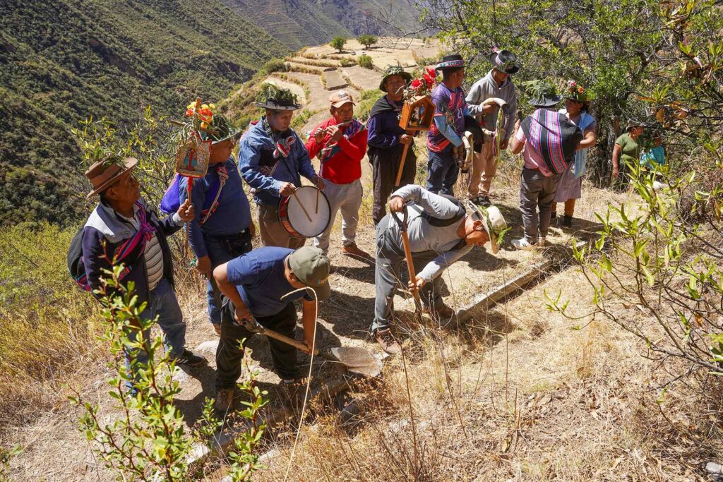 Ayacucho: Chihuire celebra el Yarqa Aspiy con devoción, rituales ancestrales y danzantes de tijeras