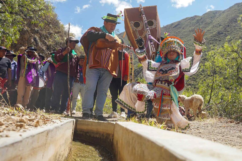 Ayacucho: Chihuire celebra el Yarqa Aspiy con devoción, rituales ancestrales y danzantes de tijeras