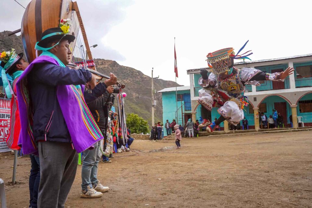 Ayacucho: Chihuire celebra el Yarqa Aspiy con devoción, rituales ancestrales y danzantes de tijeras