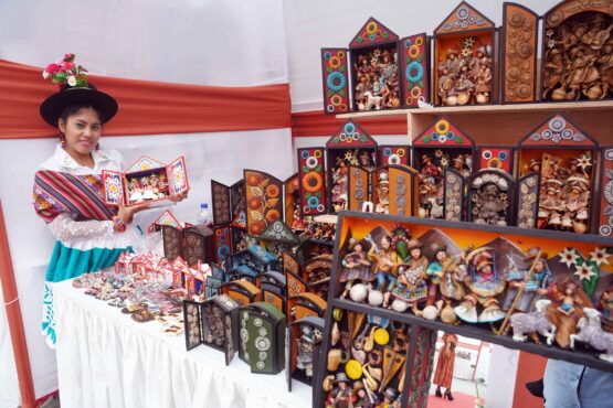 Feria artesanal reúne a maestros de Ayacucho e Ica con más de diez líneas de arte popular